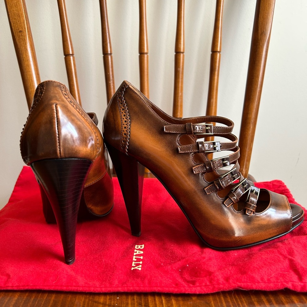 Bally Oxford Platform Pump like new